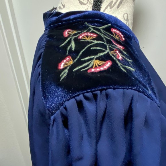 MISS LILI Embroidered Red Floral Velour  Sheer Blouse Size 1X Navy Blue - Picture 5 of 8
